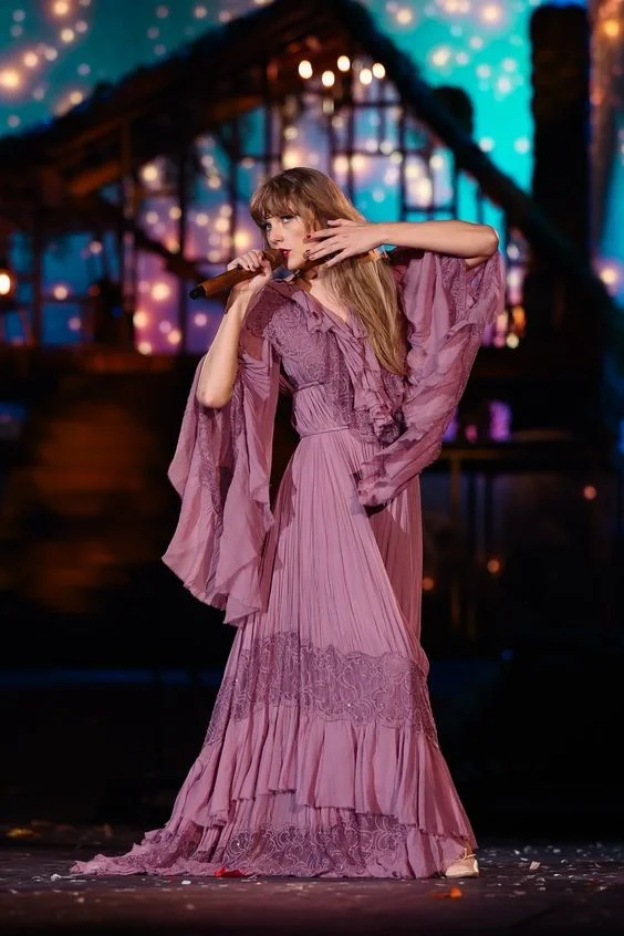 taylor-swift-purple-outfit